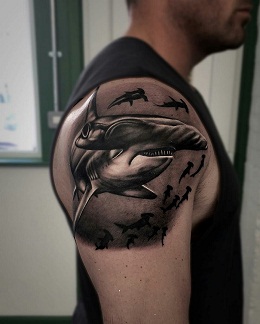 Tom-Grosz-tatuaje-de-un-tiburón-martillo.jpg