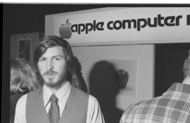 steve-jobs-photo-appleii-debut-01-raw.jpg