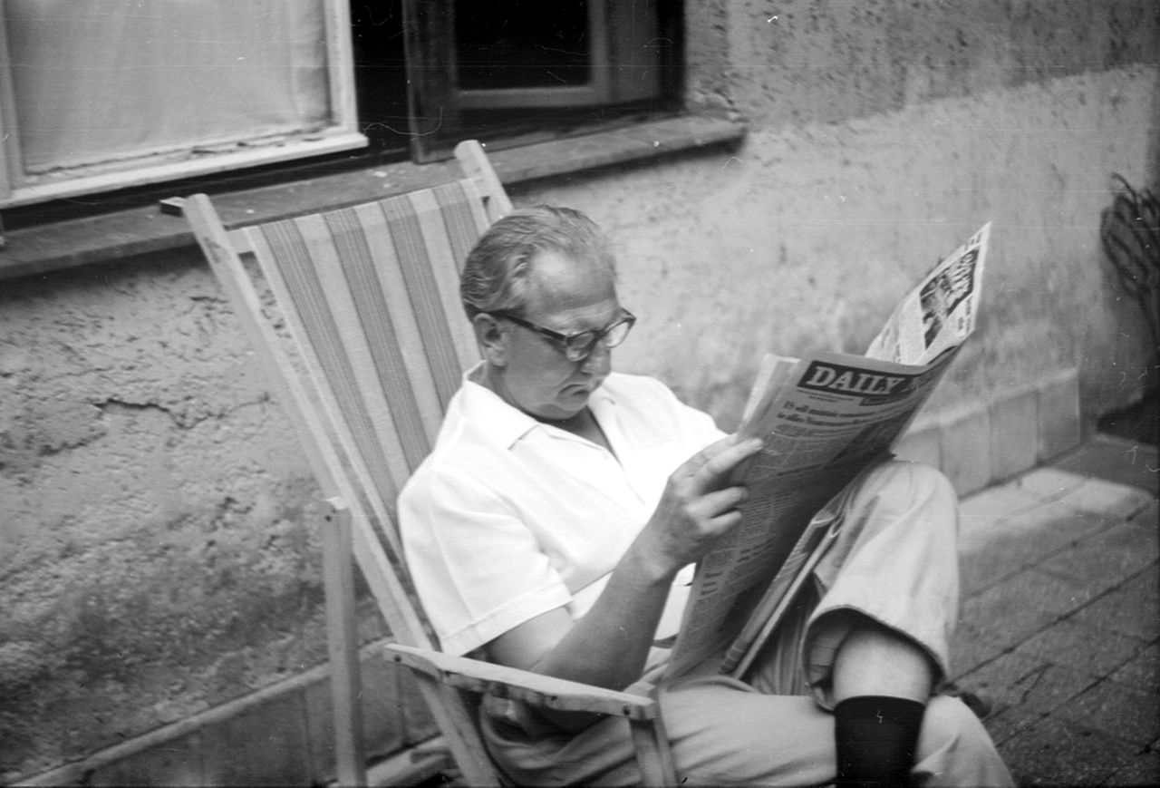 Deck_chair,_newspaper,_reading,_glasses,_yard_Fortepan_5659.jpg