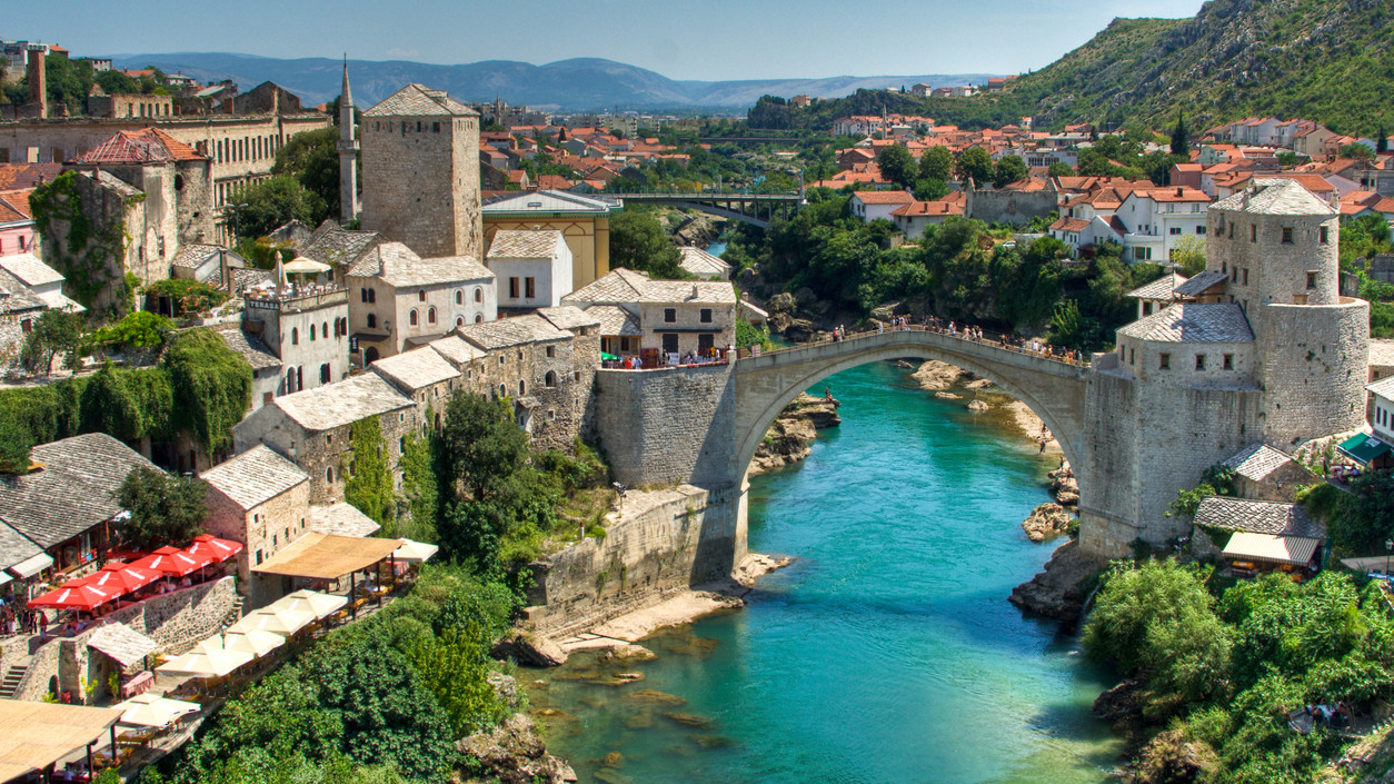 El-puente-de-Mostar-sobre-el-rio-Neretva-Bosnia-Herzegovina.jpg