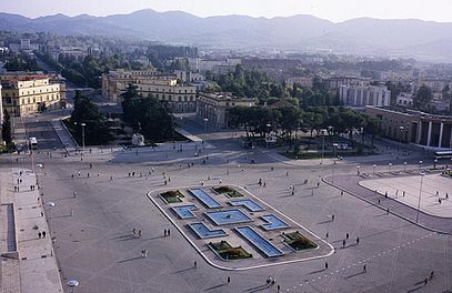 Tirana Square 1988.jpg