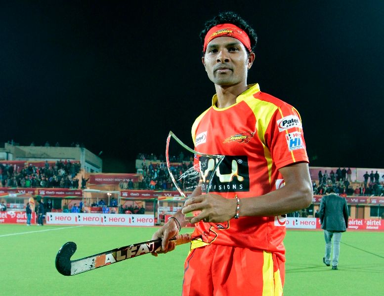 man-of-the-match-birender-lakra-ranchi-rhinos-team-player-during-presention-ceremony-12-th-match-of-hhil2013-at-astroturf-hockey-stadium-ranchi-on-date-24-jan-2013.jpg