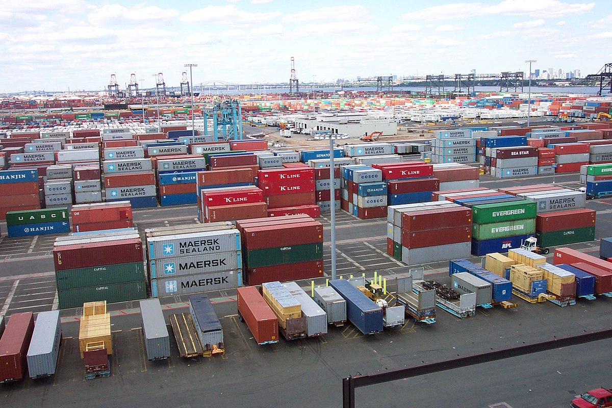 1200px-Line3174_-_Shipping_Containers_at_the_terminal_at_Port_Elizabeth,_New_Jersey_-_NOAA.jpg