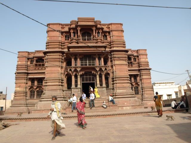 40d921325dedac16d05804a2304a9ee9--hare-krishna-india-travel.jpg