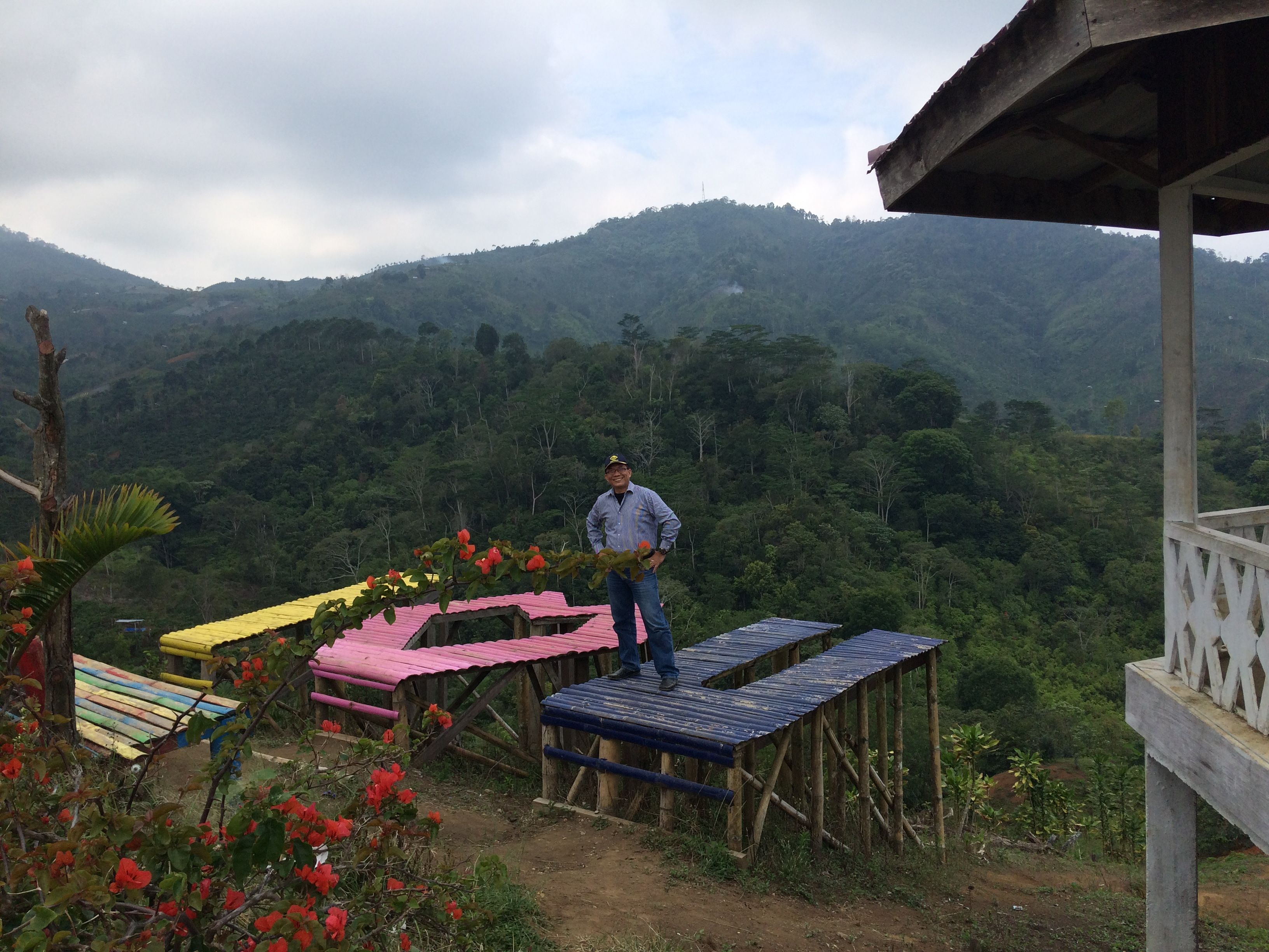 mejeng di puncak bersemi.JPG