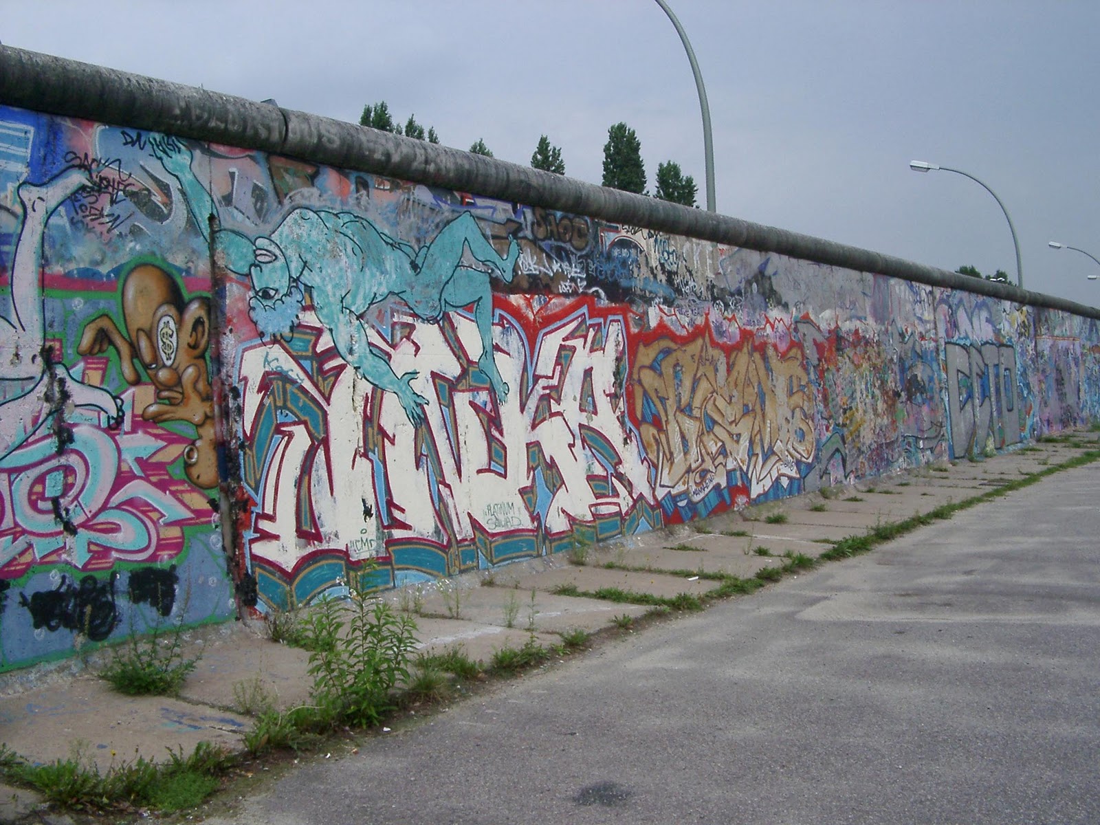 berlinwall graffiti street art.jpg