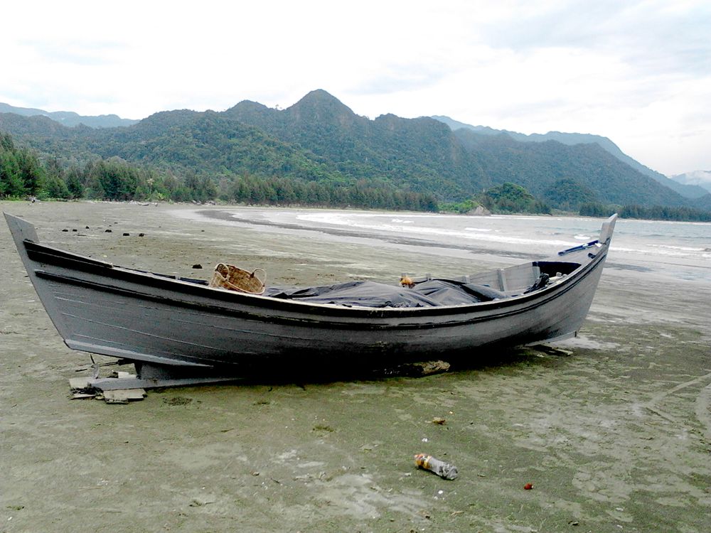 sendiri di pantai.jpg