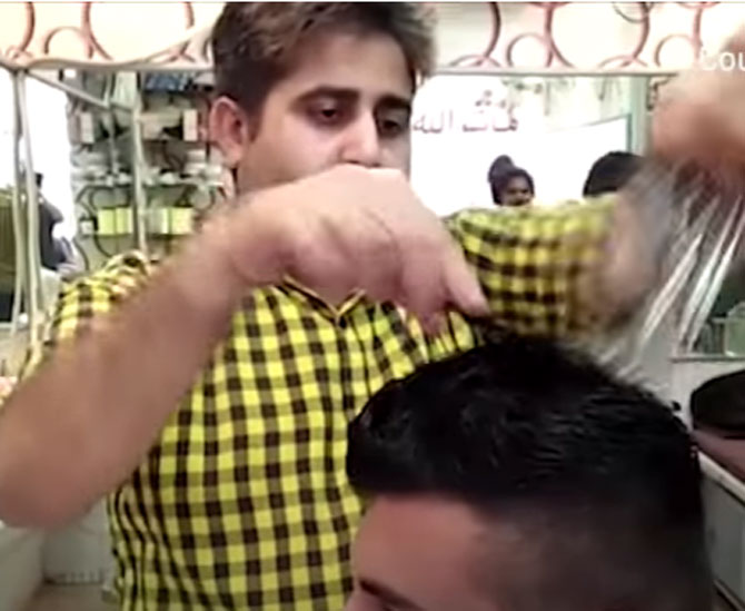 Pakistan Barber Uses 15 Scissors At Once To Give A Haircut Steemit