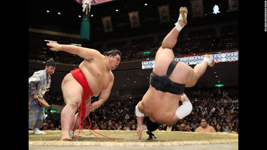 Grand Sumu Autumn Tournament Sept 14 Onosho dominating Harumafuji.jpg