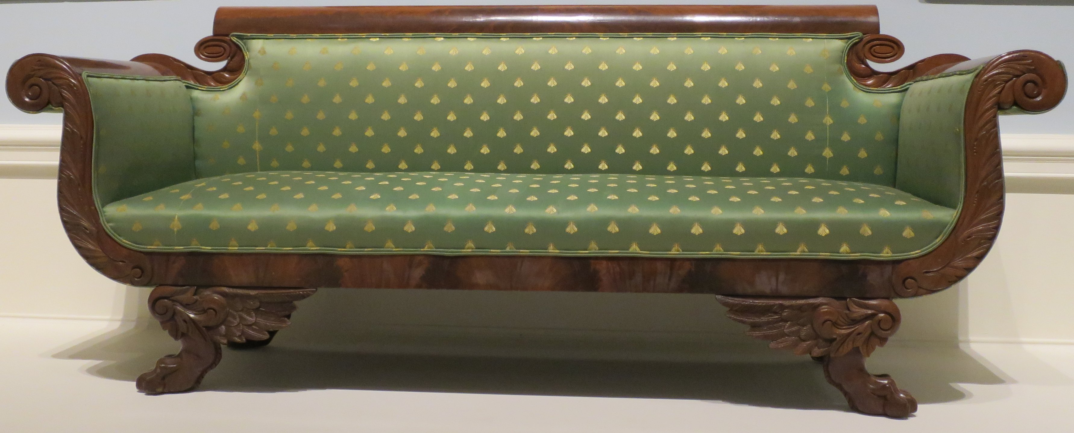 American_empire_style_sofa,_c._1820-30,_wood,_mahogany_veneer_and_brocade_upholstery,_Dayton_Art_Institute.jpg