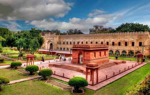The Tomb of Allama Iqbal – Lahore.jpg