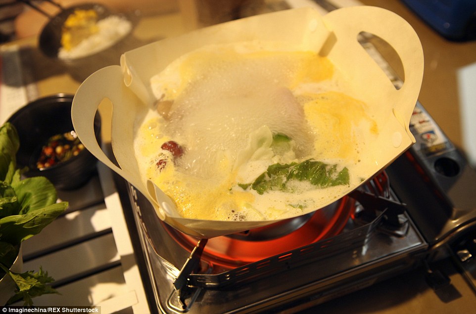 2BDF008400000578-3222378-Incredibly_hot_pot_pans_filled_with_bubbling_broth_are_made_of_p-a-30_1441374507120.jpg