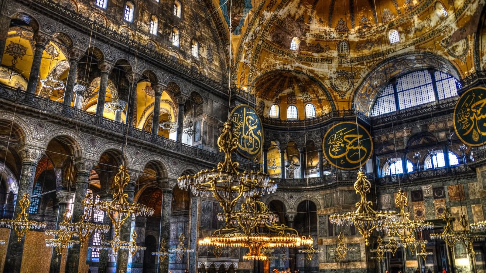 Beautiful-Interior-View-Of-The-Hagia-Sophia-In-Istanbul.jpg