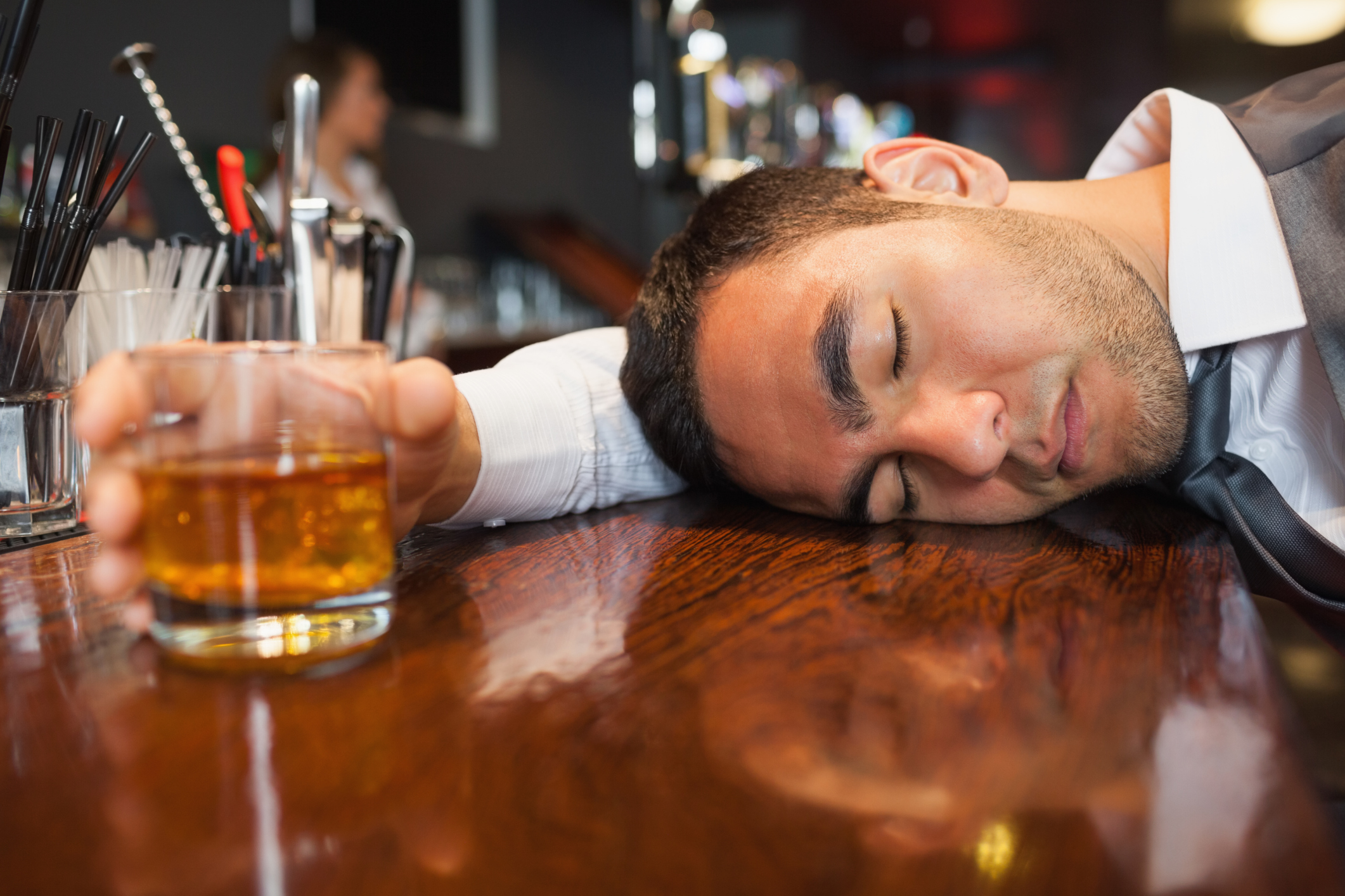 Коньяк во сне. Пьющий человек в баре. Алкоголик в баре.
