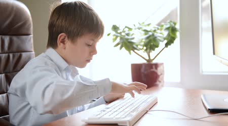 depositphotos_34425913-stock-video-child-typing-on-keyboard.jpg