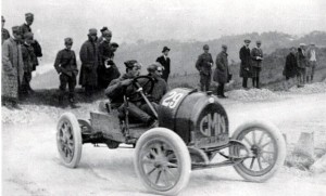 1919-10-05-Parma-PoggiodiBerceto-Ferrari-alla-sua-prima-corsa-su-CMN_2-300x181.jpg