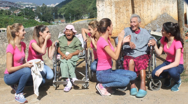 compartiendo con ancianos.jpg