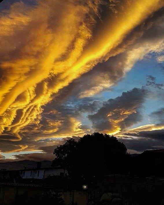 Un cielo de fuego nos da los buenos días en la ciudad de la cordialidad, San Cristóbal en el estado Táchira, en Venezuela..jpg