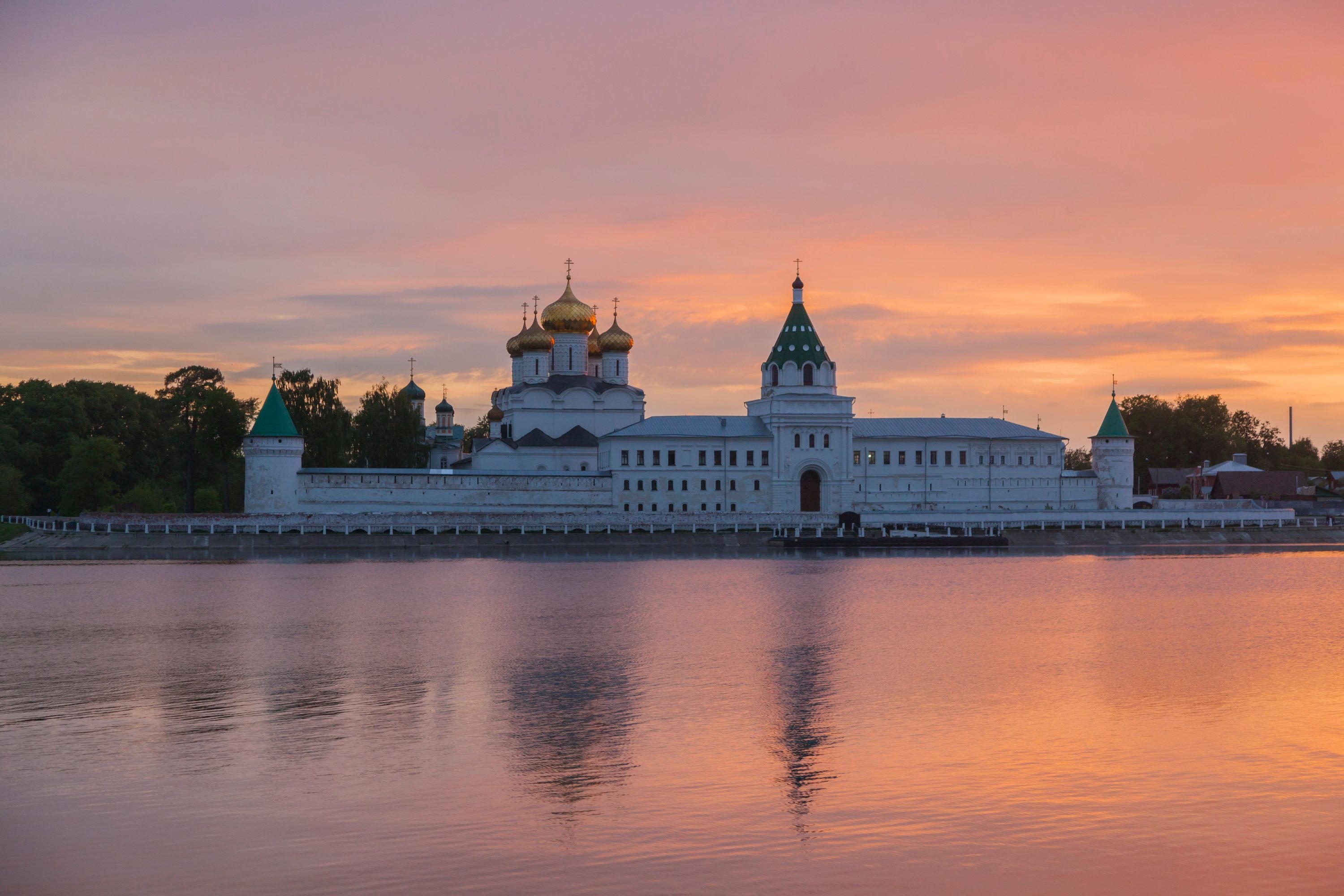 Ипатьевский монастырь Кострома осенью