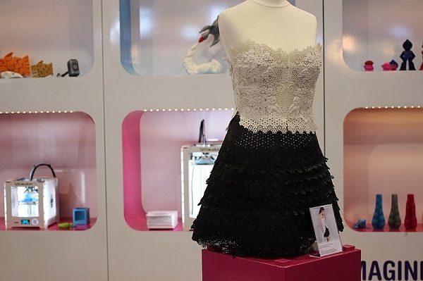 800px-XYZprinting_inBloom_Dress_3D_Printed_Outfit_(16837487086).jpg