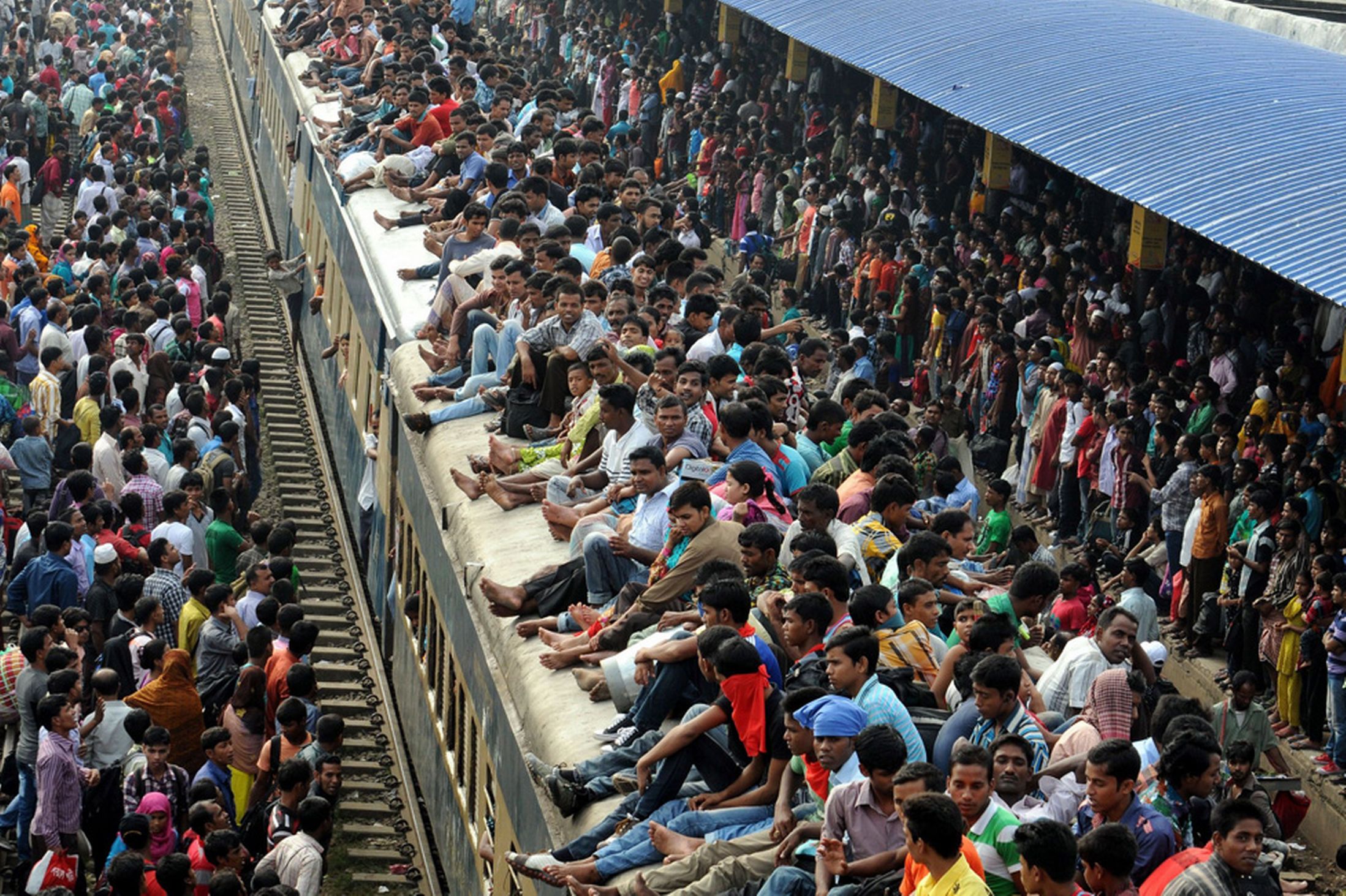 crowded-trains-2372666.jpg
