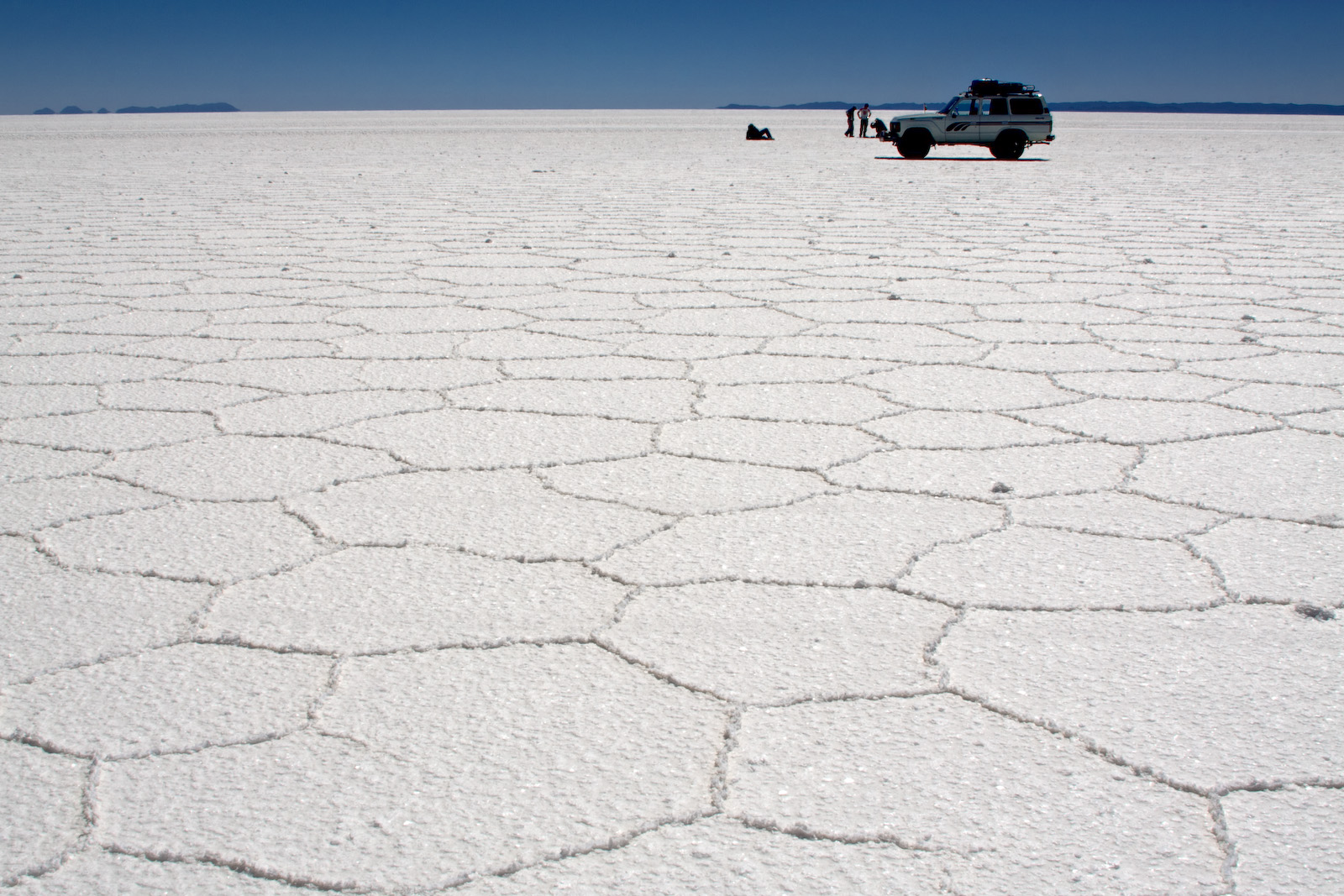 Hexagons,_Salar_de_Uyuni,_Bolivia_(2086104060).jpg