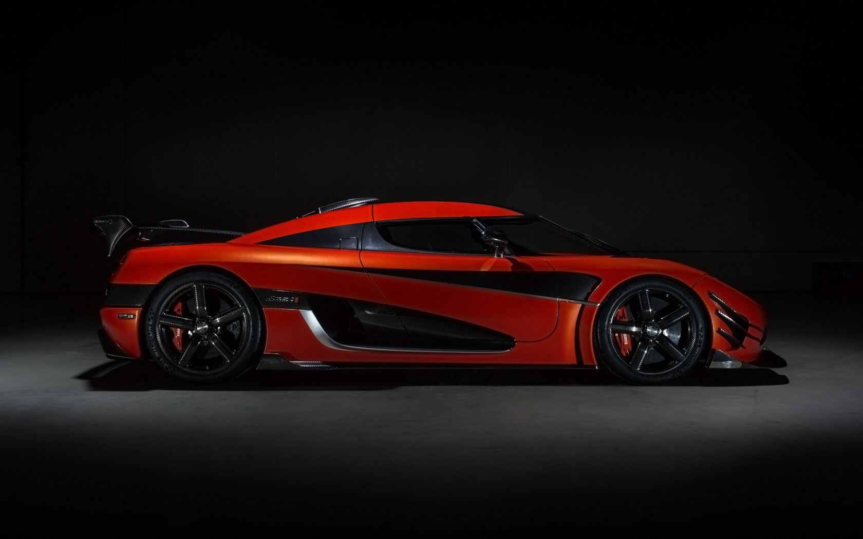 2016-koenigsegg-agera-final-one-of-1-studio-4-1680x1050.jpg