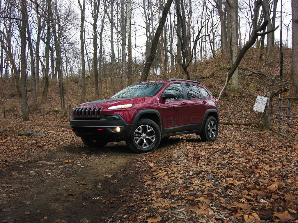 2016-Jeep-Cherokee-Trailhawk_6.jpg