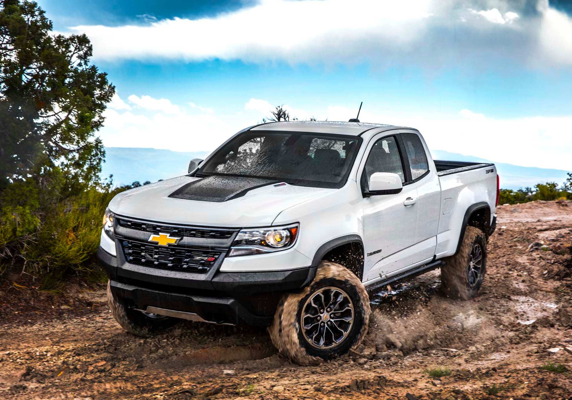 2017-Chevrolet-Colorado-ZR2-front-three-quarter-in-motion.jpg