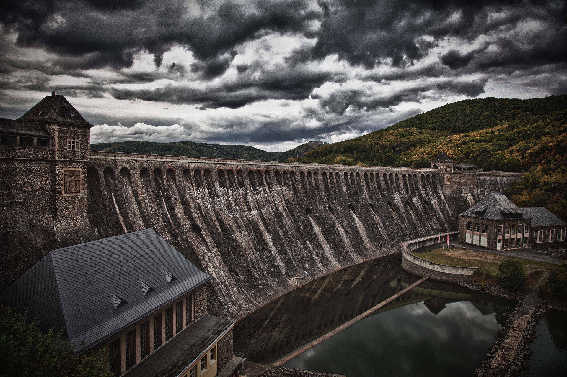 dam-753437_1920.jpg