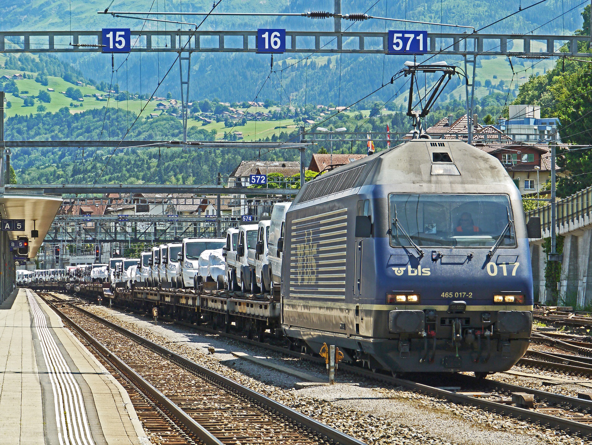 freight-train-3395779_1920.jpg