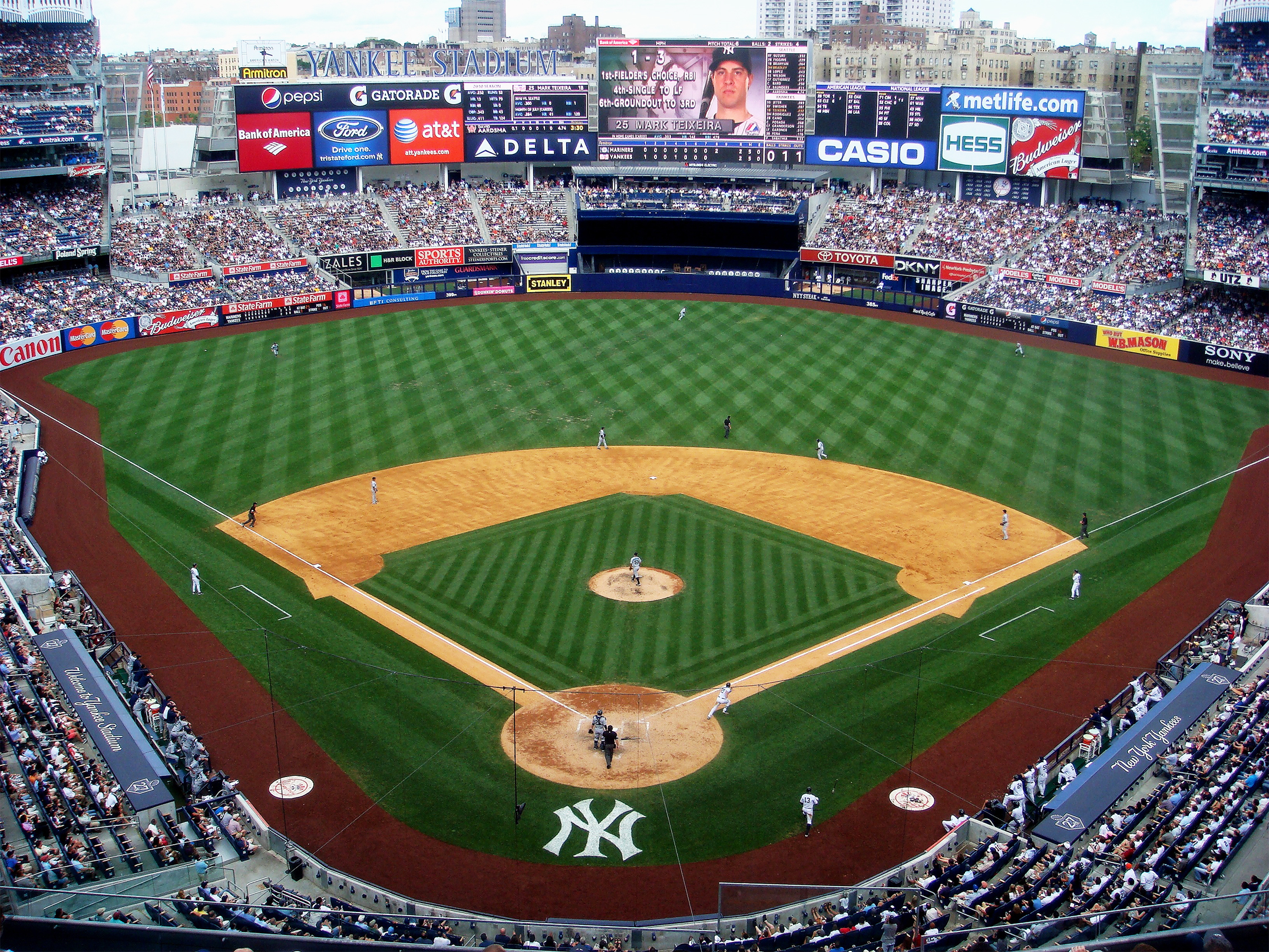 Yankee_Stadium_upper_deck_2010.jpg