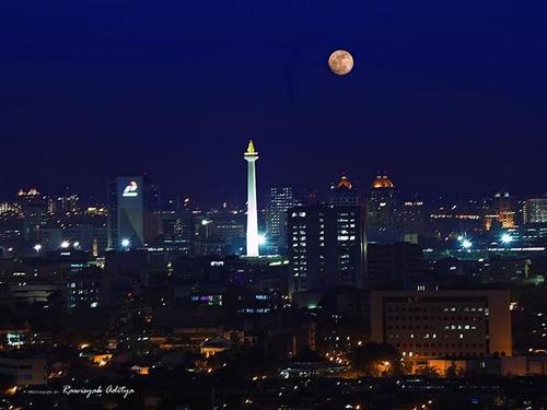 jakarta malam hari monas.jpeg