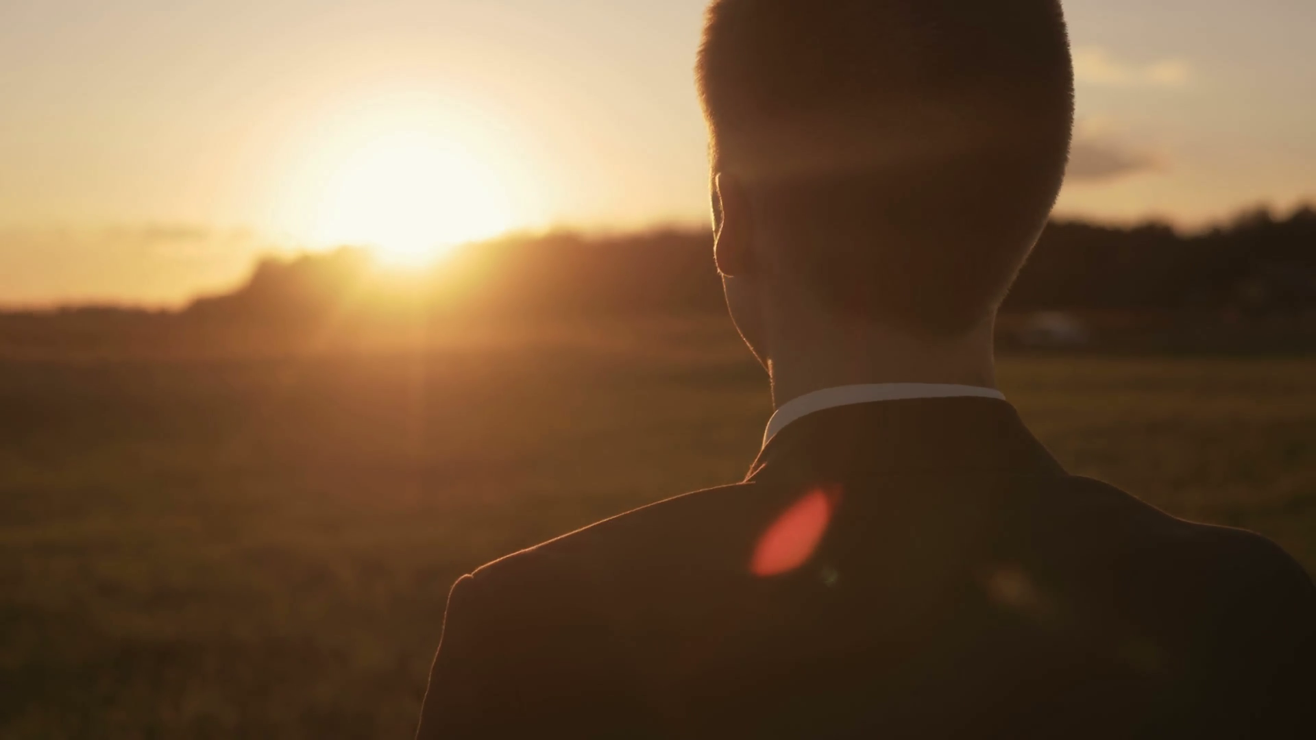 young-man-looking-forward-at-the-sun-during-the-sunrise-businessman-thinking-about-business-planning_bxghxedtg_thumbnail-full04.png