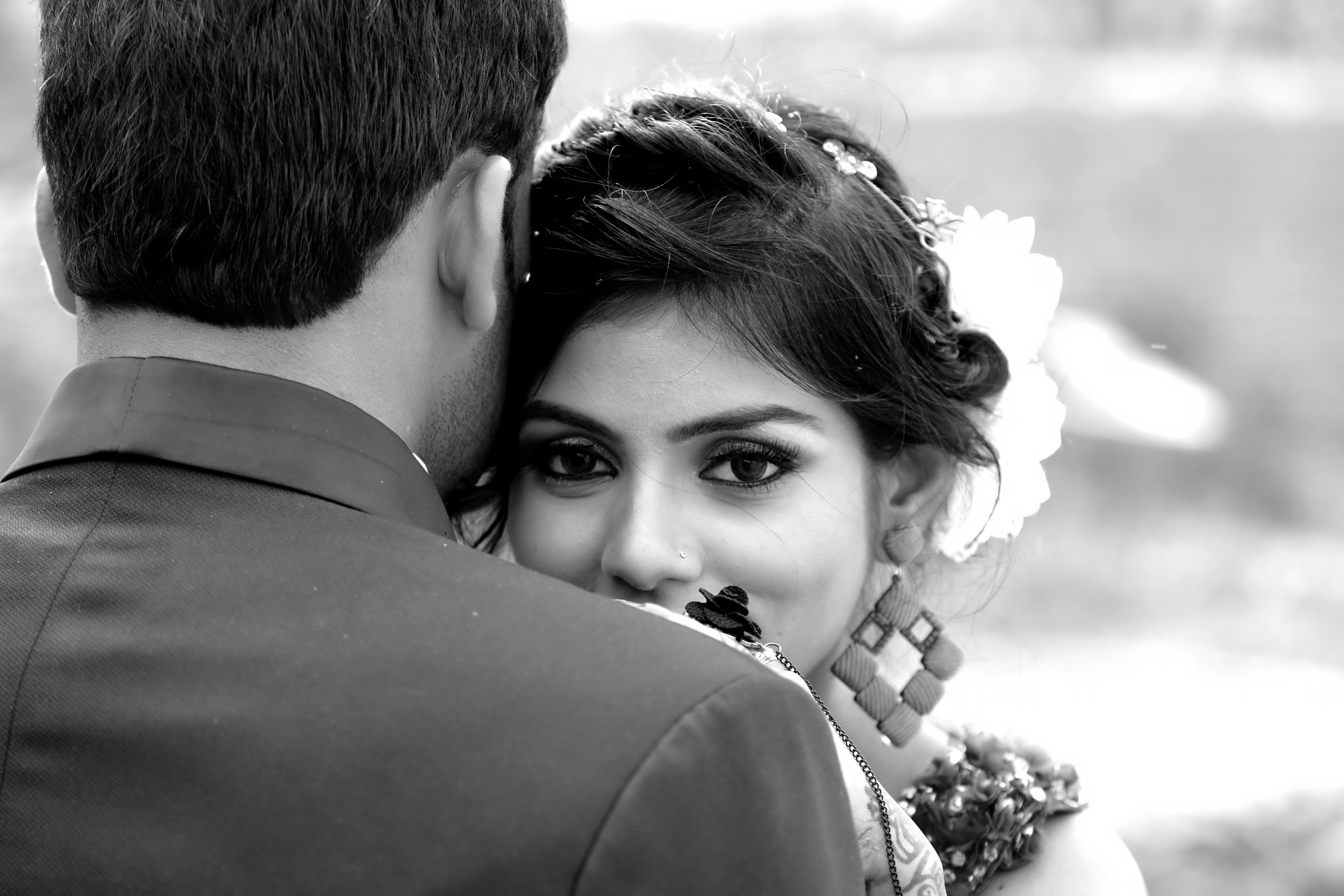 affection-black-and-white-blurred-background-936554.jpg
