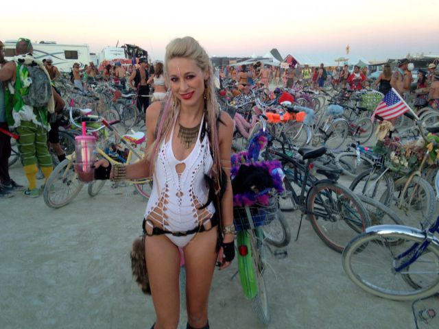 the_cool_and_creative_costumes_seen_at_burning_man_this_year_640_28.jpg