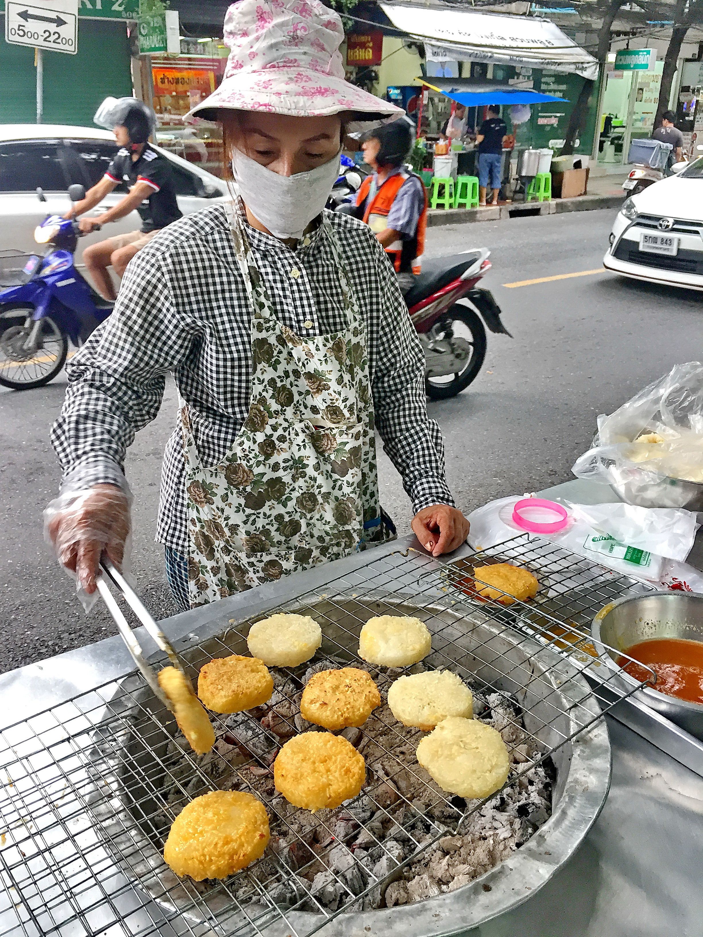 iPhone 6 Oct 13th 2017 Bangkok building and Lumpini Park 043.JPG