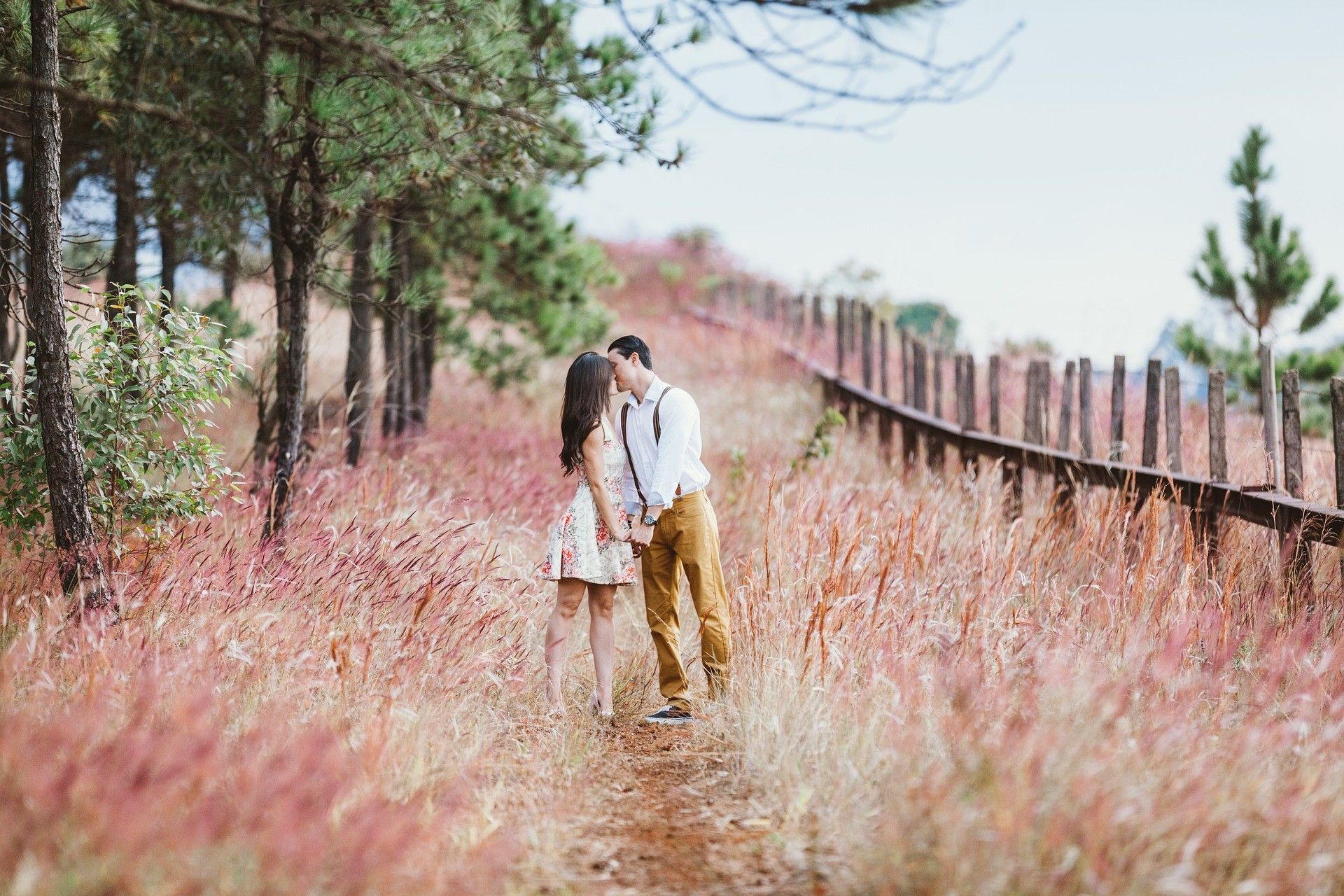 couple-kissing-1779066_1920.jpg