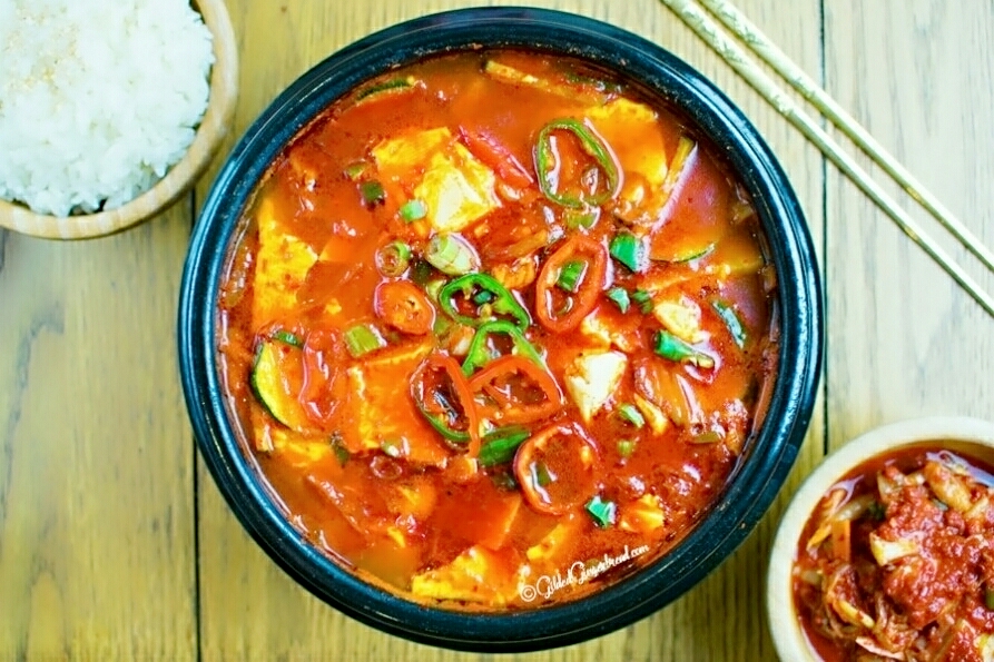 Soft spicy. Sundubu-Jjigae. Кимчи сундубу чиге. Soft Tofu Stew. Сундубу джиге с тофу.