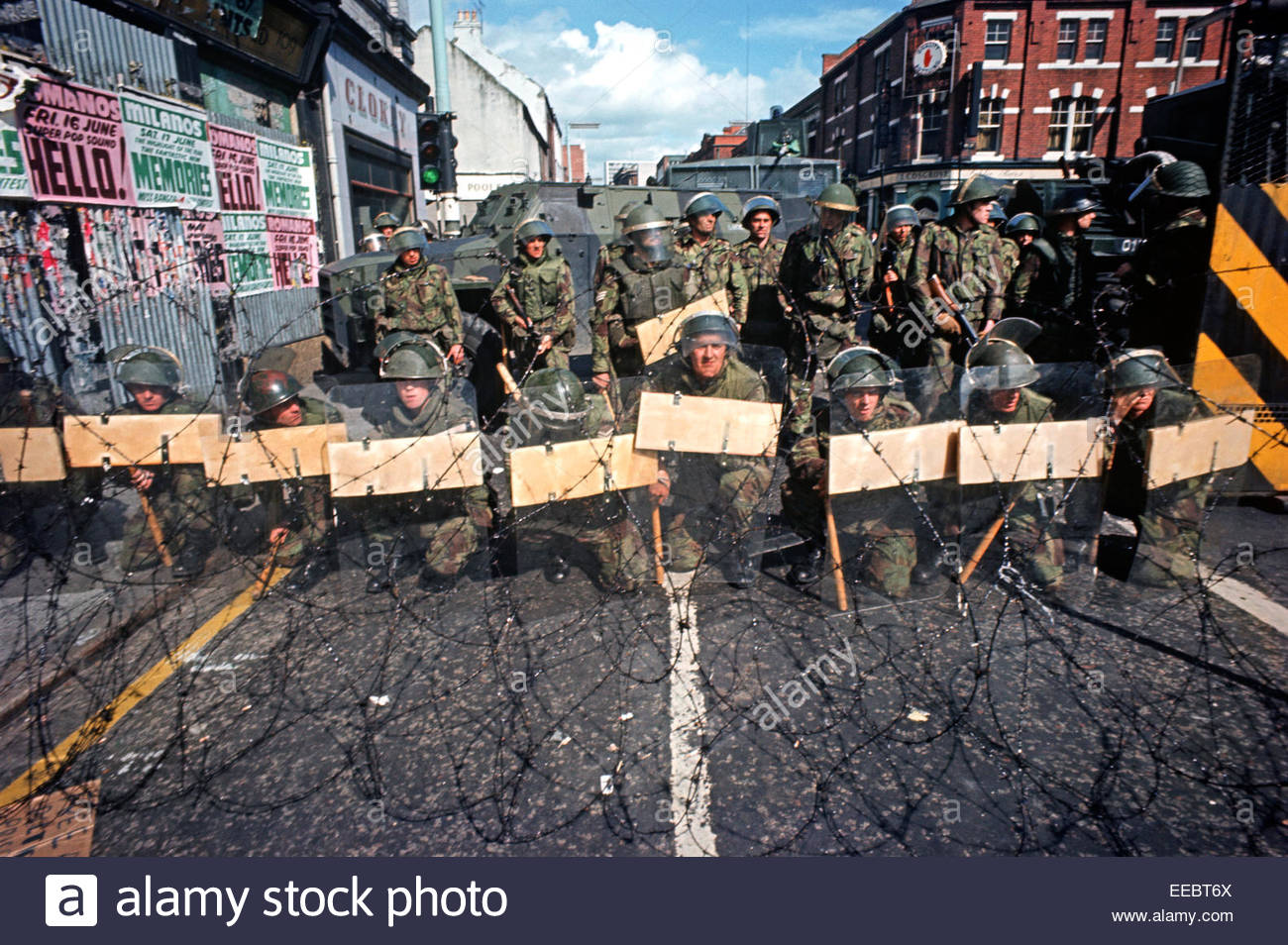 belfast-northern-ireland-march-1972-british-army-troops-manning-barricades-EEBT6X.jpg