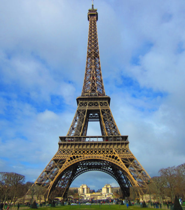 la-tour-eiffel-sans-doute-le-monument-le-plus-connu-de-la-capitale_12513_w620.jpg