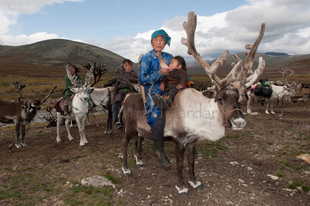 femme-nourrit-bebe-mongolie.jpg