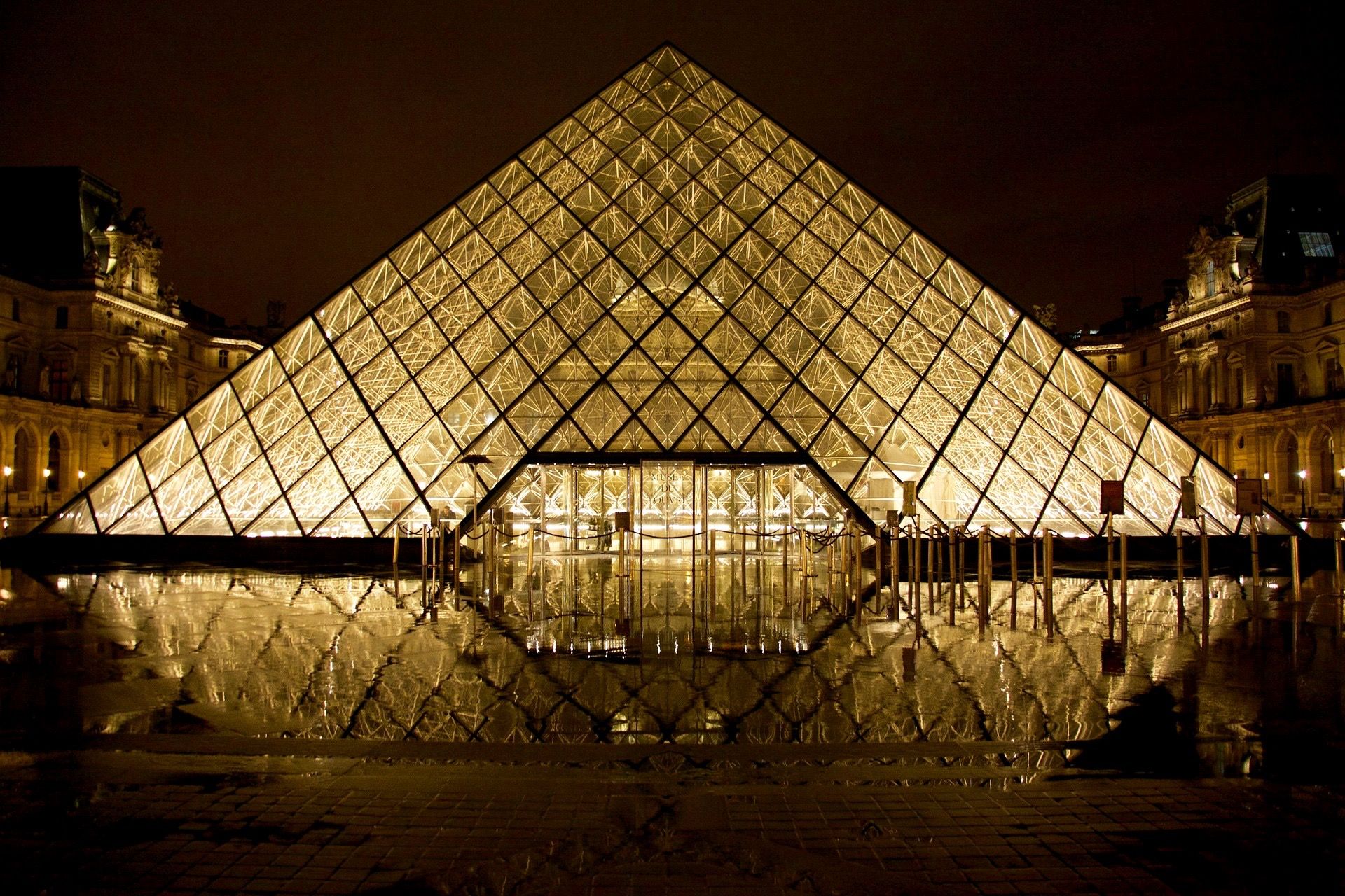 louvre-530058_1920.jpg