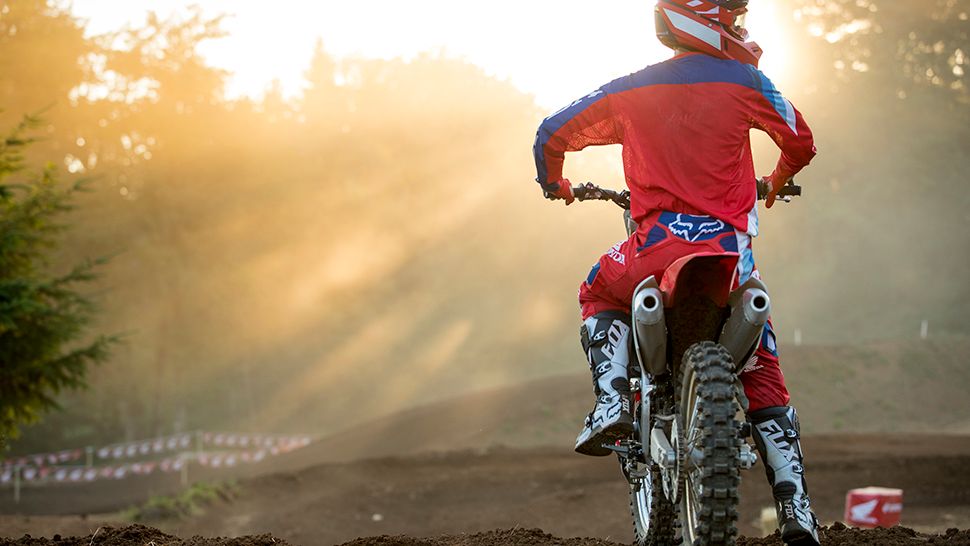 18_CRF250R_LIFESTYLE_03.jpg