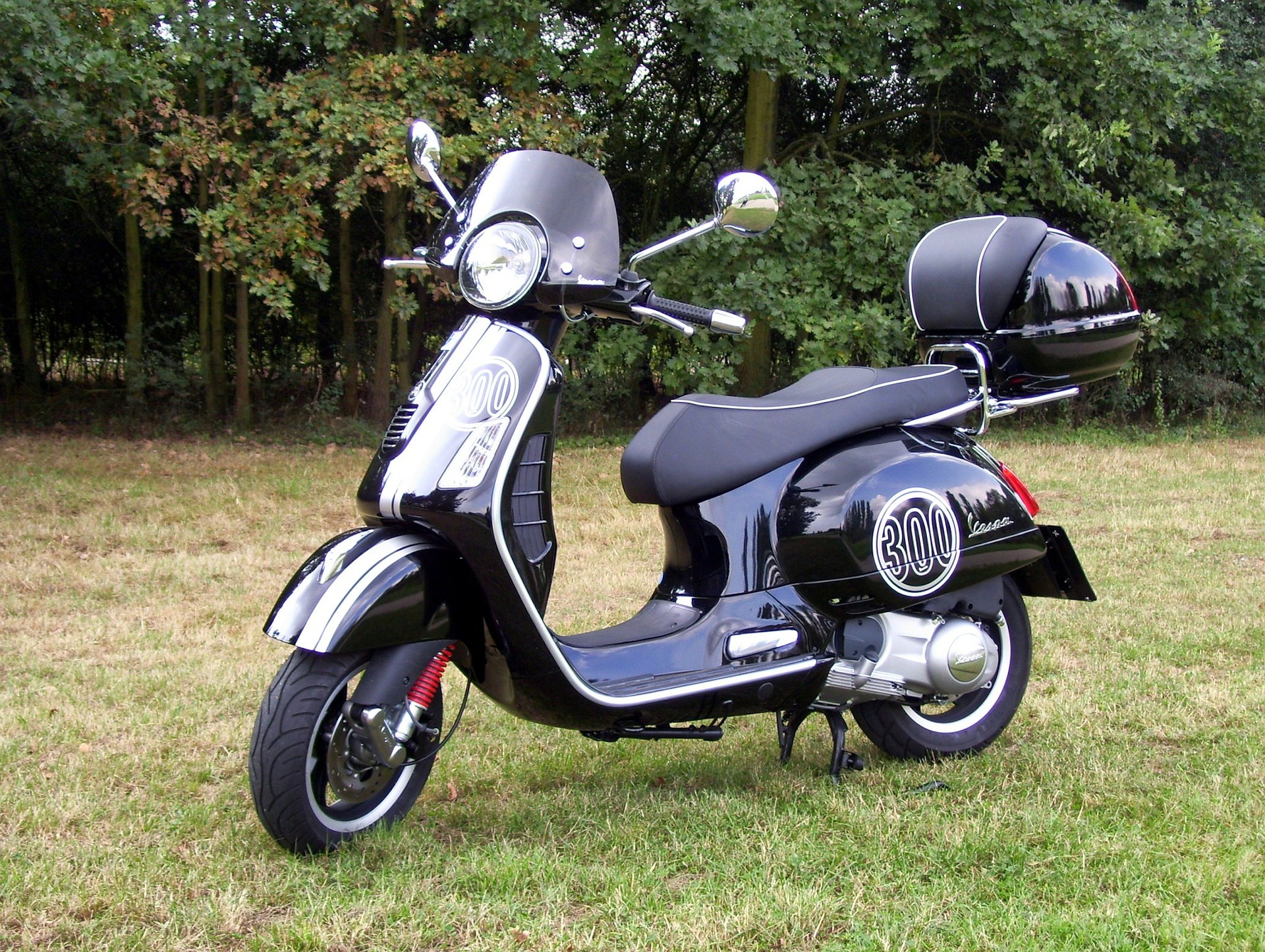 vespa-gts-300-107361_1920.jpg