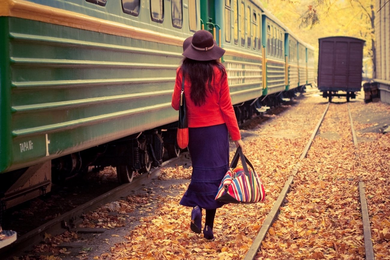 20151123170739-woman-leaving-train-stylish-nature-go-away-fashionable-goodbye-travel-transportation.jpg