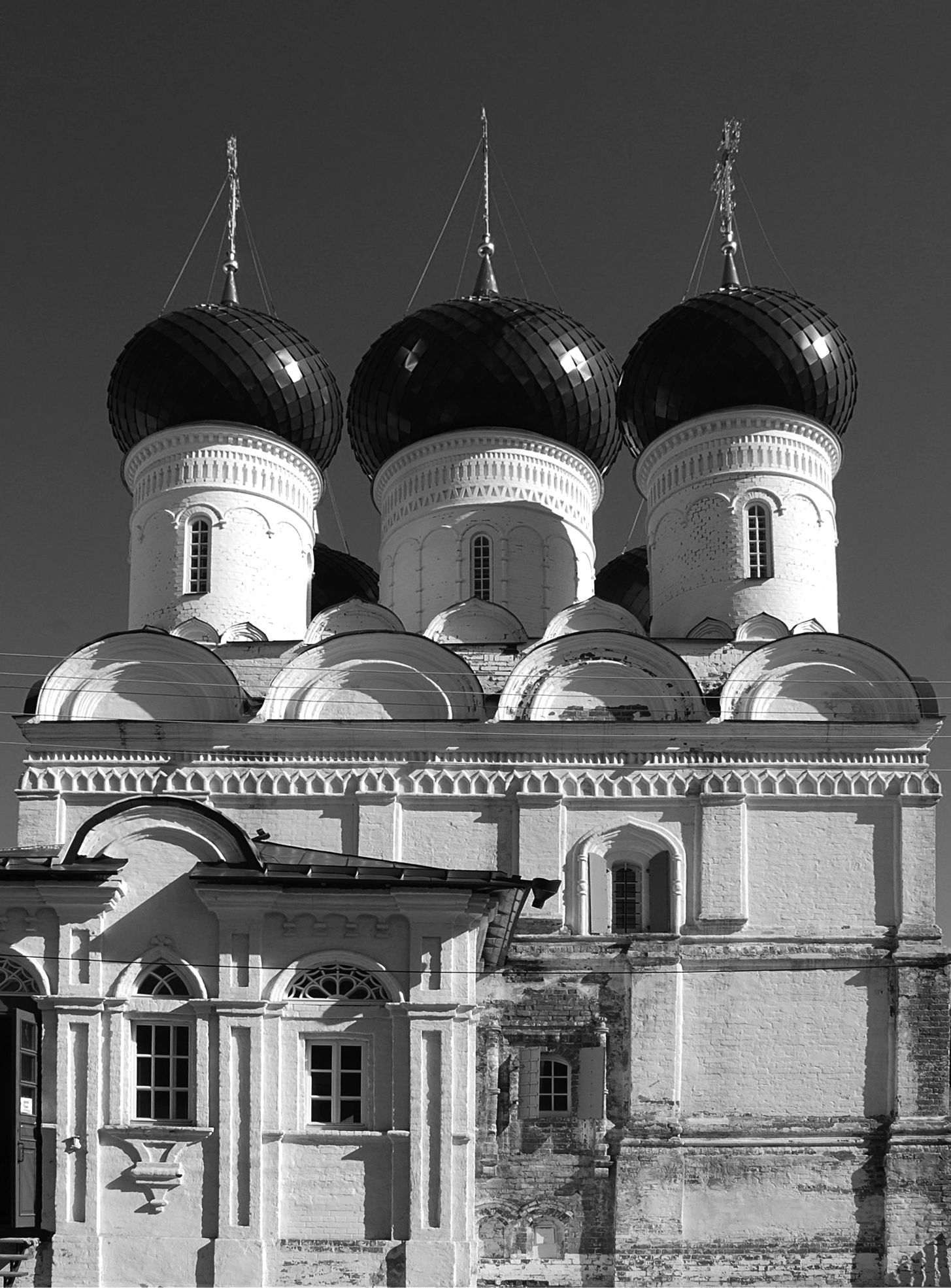 Храм с черными куполами Киров