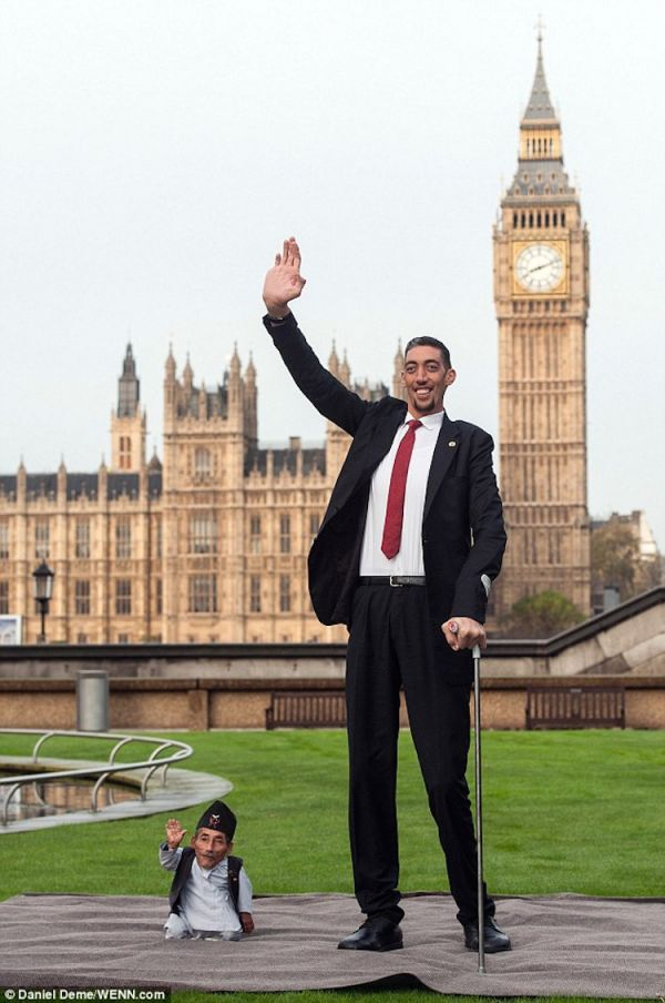 World's tallest man meets world's shortest man