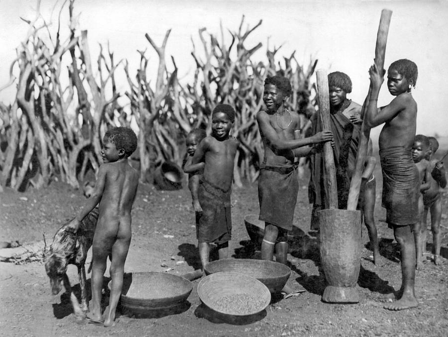 african-girls-grinding-corn-underwood-archives.jpg