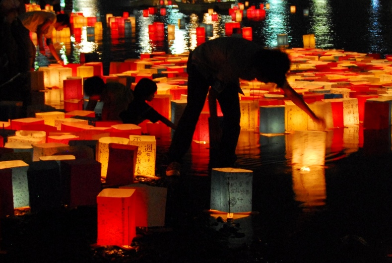 hiroshima-Lantern-ceremony-3834-675.jpg